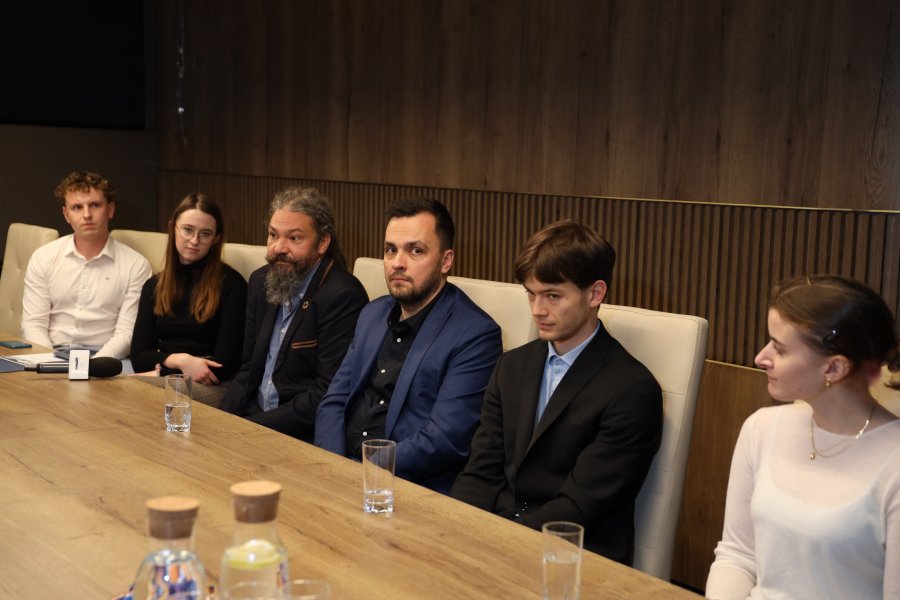 Laureaci wraz z promotorami na wręczeniu wyróżnień