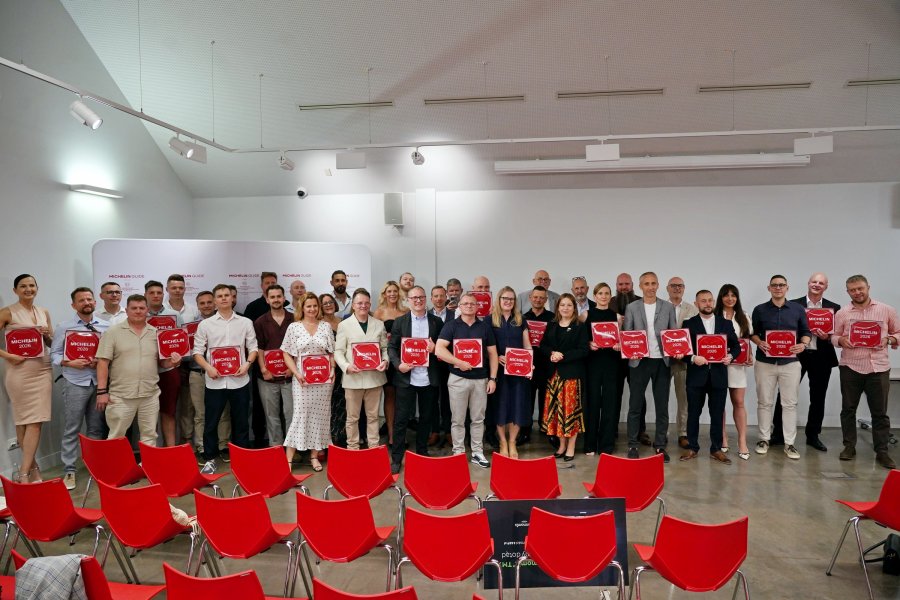 Wsp&oacute;lne zdjęcie uczestnik&oacute;w ceremonii wręczenia plakiet Michelin 2026
