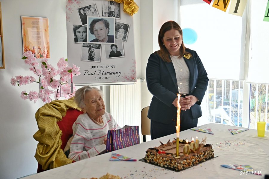 Prezydent Gdyni Aleksandra Kosiorek podczas przyjęcia urodzinowego stulatki pani Marianny 