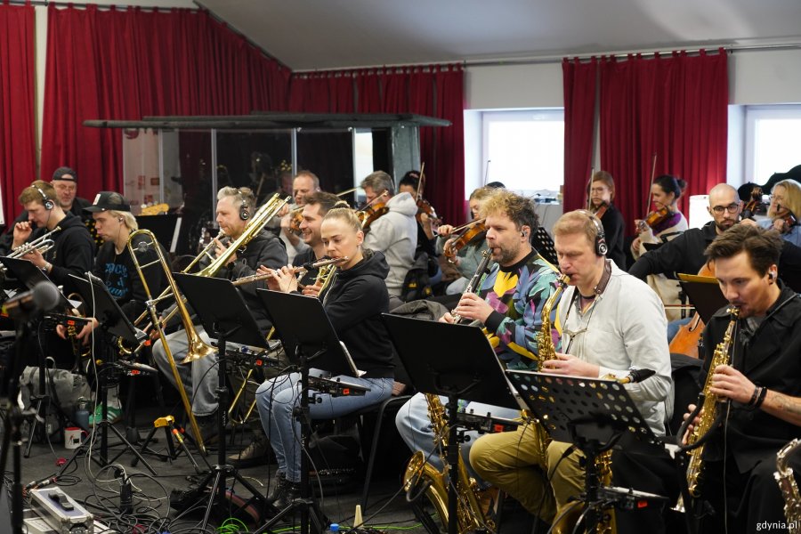 Orkiestra na pr&oacute;bie koncertu w warszawskim studiu nagrań