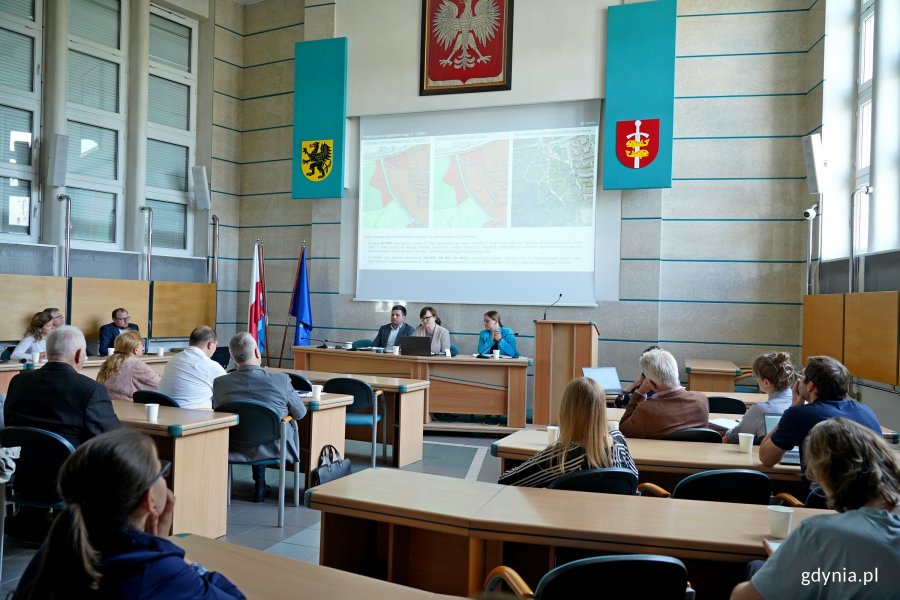 Przedstawiciele władz miasta i Biura Planowania Przestrzennego Miasta Gdyni oraz radni miasta i dzielnicy Oksywie podczas spotkania w Urzędzie Miasta Gdyni (fot. Magdalena Czernek)