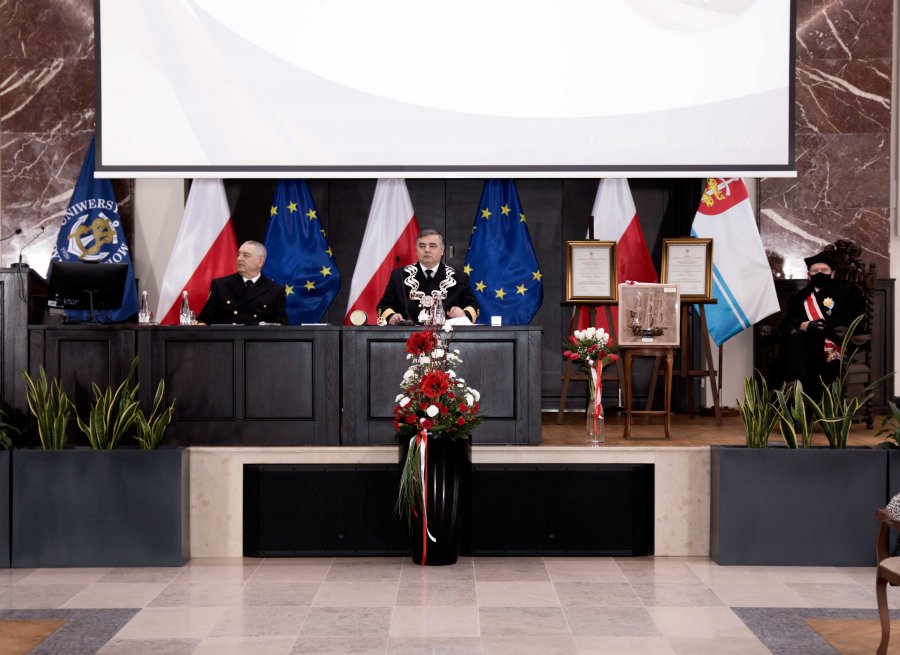 Od lewej: prof. Piotr Jędrzejowicz - laudator,  prof. dr hab. inż. kpt. ż. w. Adam Weintritt - rektor Uniwersytetu Morskiego w Gdyni oraz prof. Daniel Duda - doktor honoris causa Uniwersytetu Morskiego w Gdyni // fot. Uniwersytet Morski w Gdyni