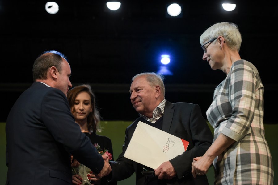 Rafał Wojasiński - laureat Gdyńskiej Nagrody Dramaturgicznej odbiera wyróznienie z rąk Joanny Zielińskiej - przewodniczącej Rady Miasta Gdyni oraz Jerzego Stuhra - przewodniczącego kapituły konkursu // fot. Roman Jocher