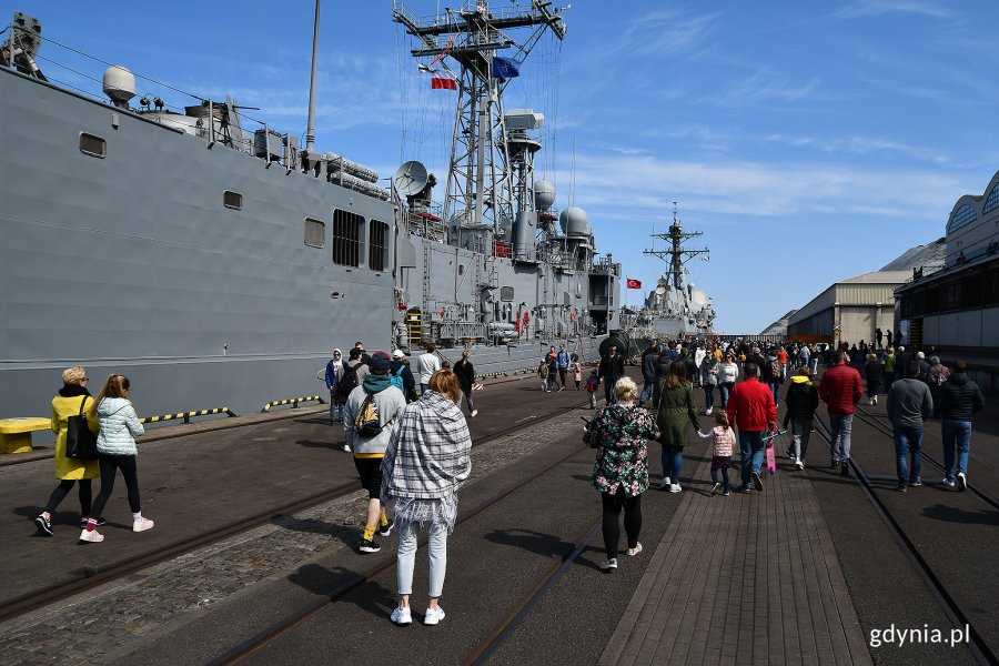 W sobotę zwiedzanie okrętów NATO cieszyło się bardzo dużym zainteresowaniem, fot. Michał Puszczewicz