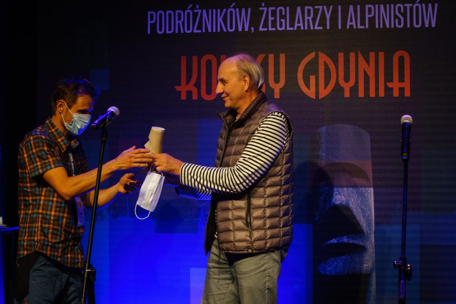 Leszek Cichy - członek kapituły Kolosów wręcza nagrodę Łukaszowi Dudkowi // fot. Anna Rezulak