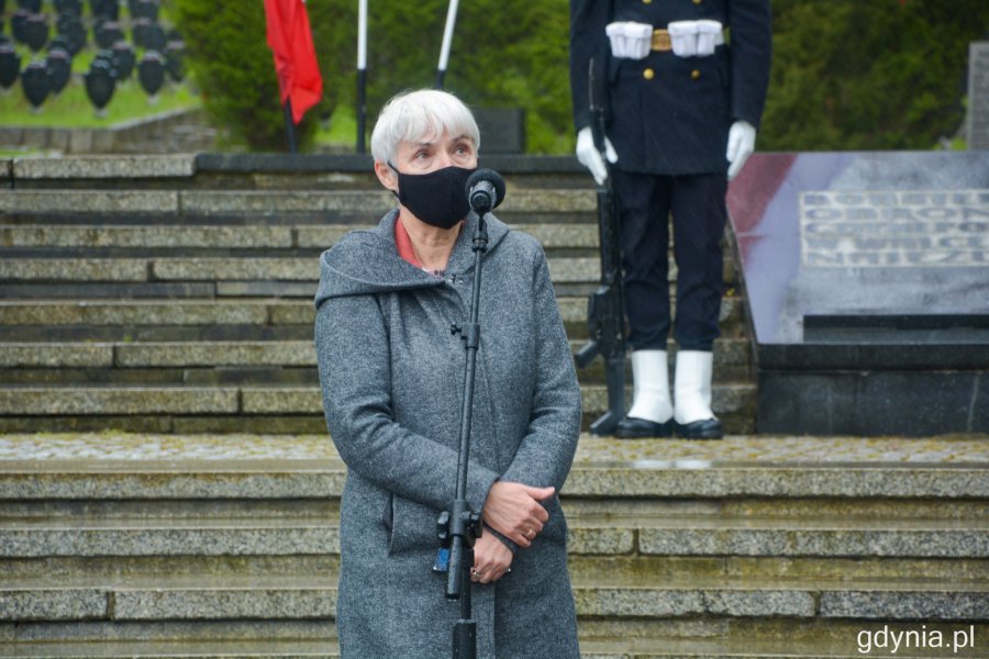 Przewodnicząca Rady Miasta Gdyni Joanna Zielińska złożyła kwiaty przed pomnikiem Obrońców Wybrzeża w Redłowie // fot. Paweł Kukla