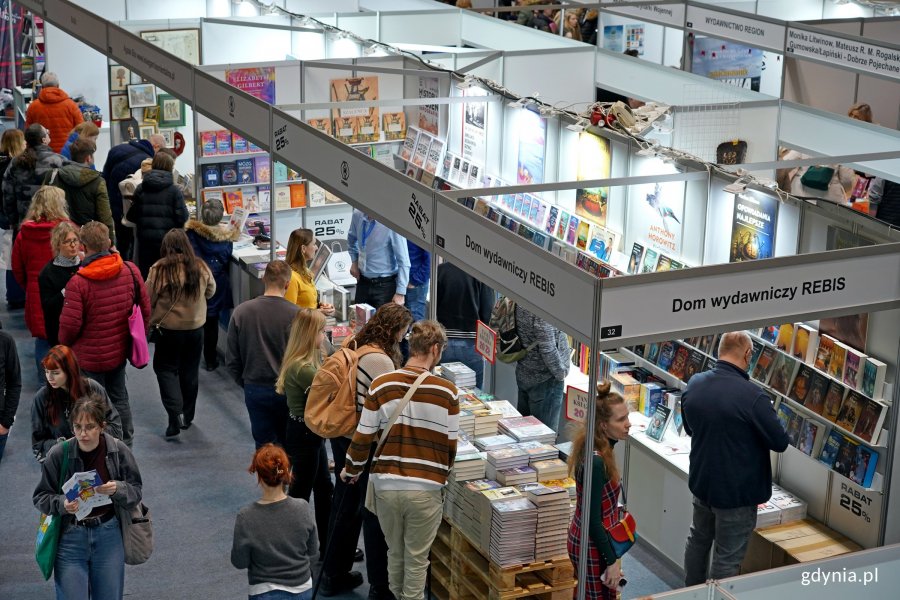 Uczestnicy Targ&oacute;w Książki w Gdyni odwiedzający stoiska wydawc&oacute;w 