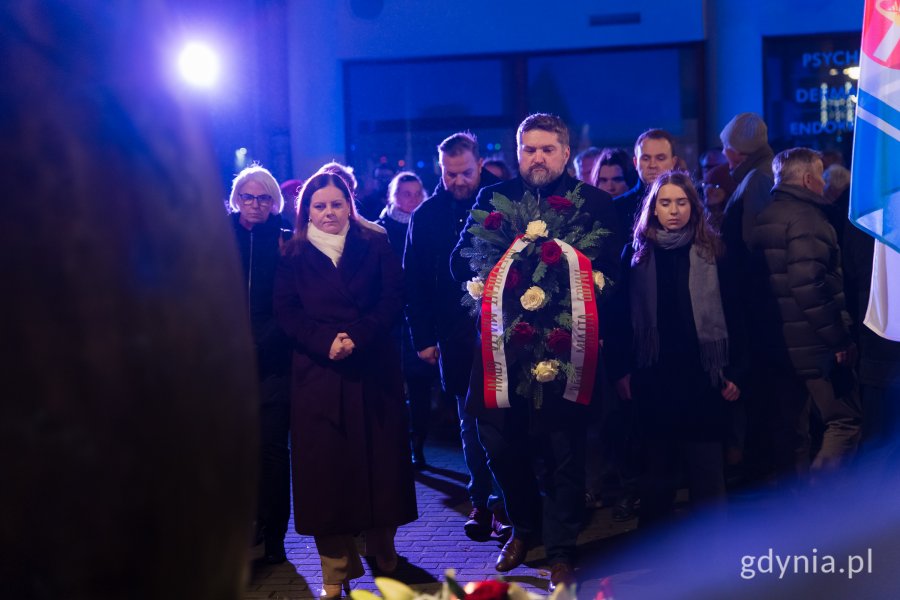 Kwiaty pod pomnikiem złożyli m.in. prezydent Gdyni Aleksandra Kosiorek, przewodniczący RMG Tadeusz Szemiot oraz radni Joanna Zielińska, Łukasz Strzałkowski i Norbert Anisowicz 