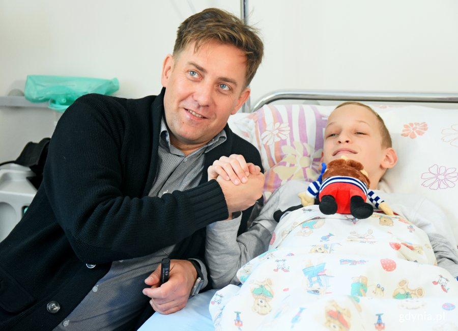 Odwiedziny aktora Rafała Królikowskiego na oddziale pediatrycznym i chirurgii dziecięcej w gdyńskim szpitalu, fot. Kamil Złoch