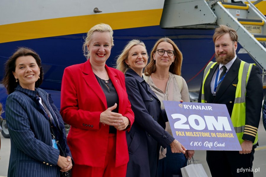 Od lewej: Joanna Jażdżewska-Reszka &ndash; dyrektor Wydziału Skarbu Urzędu Miasta w Sopocie, Iwona Tomczyńska &ndash; kierownik Działu Analiz Ekonomicznych i Marketingu Portu Lotniczego Gdańsk, Alicja W&oacute;jcik-Gołębiowska &ndash; rzecznik prasowy i szefowa komunikacji Ryanaira na region Europy Środkowo-Wschodniej i kraj&oacute;w bałtyckich, pani Aleksandra z Gdyni oraz pilot lotu z Palermo do Gdańska na płycie lotniska 