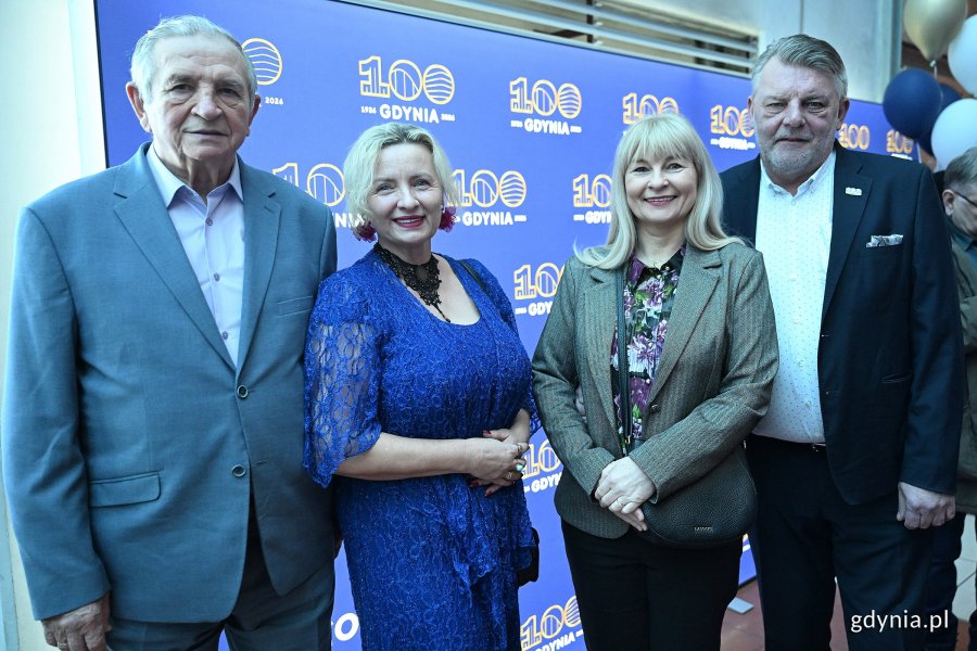 Bożena Zglińska, dyrektorka CAS w towarzystwie uczestnik&oacute;w balu 