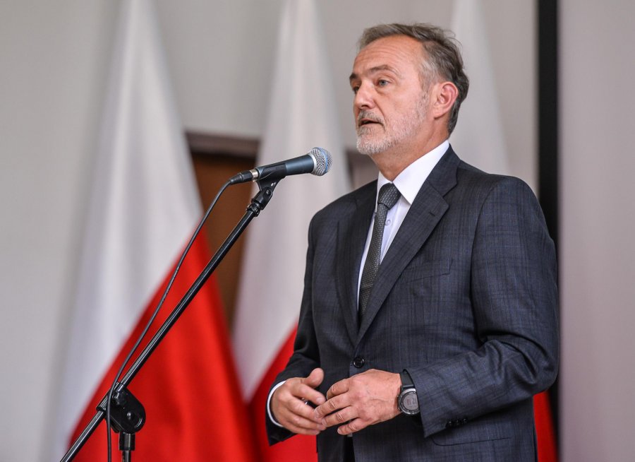 Uroczystości w III LO w Gdyni i wizyta pary prezydenckiej, przemawia prezydent Gdyni Wojciech Szczurek, fot. Przemysław Świderski