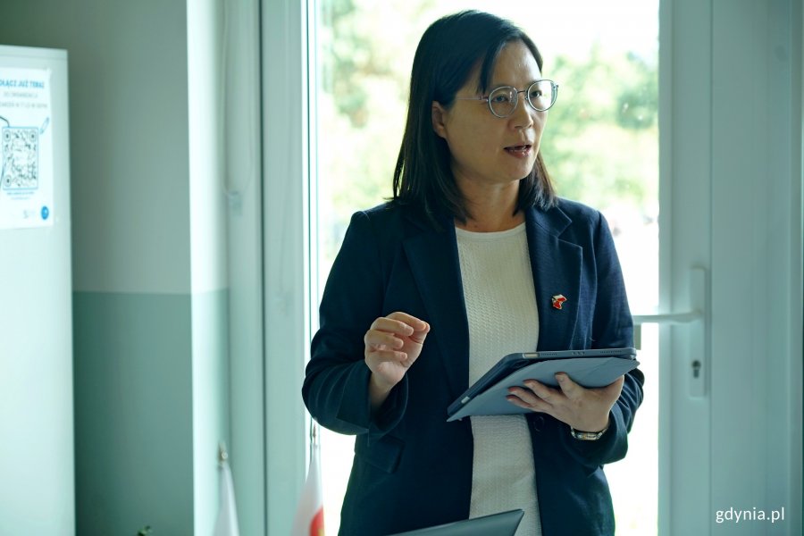 Wu Wen-Ching – zastępczyni dyrektora generalnego Biura ds. Edukacji podczas prezentacji na spotkaniu w XVII LO