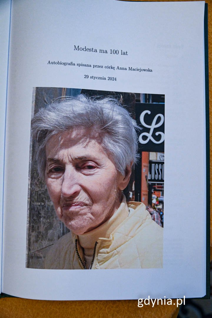 Strona tytułowa książki opisującej biografię jubilatki Pani Modesty Maciejowskiej 