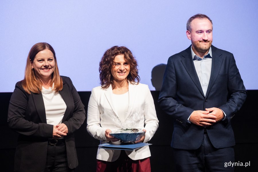 Agnieszka Bratkowska, laureatka Nagrody Prezydent Miasta Gdyni dla pracowników ochrony zdrowia, wraz z prezydent Gdyni Aleksandrą Kosiorek i wiceprezydentem Tomaszem Augustyniakiem