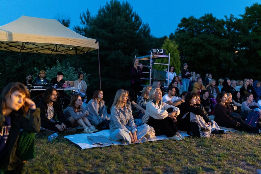 Publiczność podczas pokazu spektaklu &bdquo;Meltdown&rdquo; na placu przy Zespole Szk&oacute;ł Chłodniczych i Elektronicznych w ramach festiwalu &bdquo;Pociąg do Miasta&rdquo; 