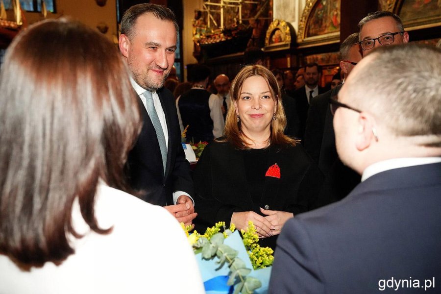 Konsula Ukrainy pożegnali wiceprezydentka Gdyni Oktawia Gorzeńska i wiceprezydent Gdyni Tomasz Augustyniak (fot. Mirosław Pieślak)