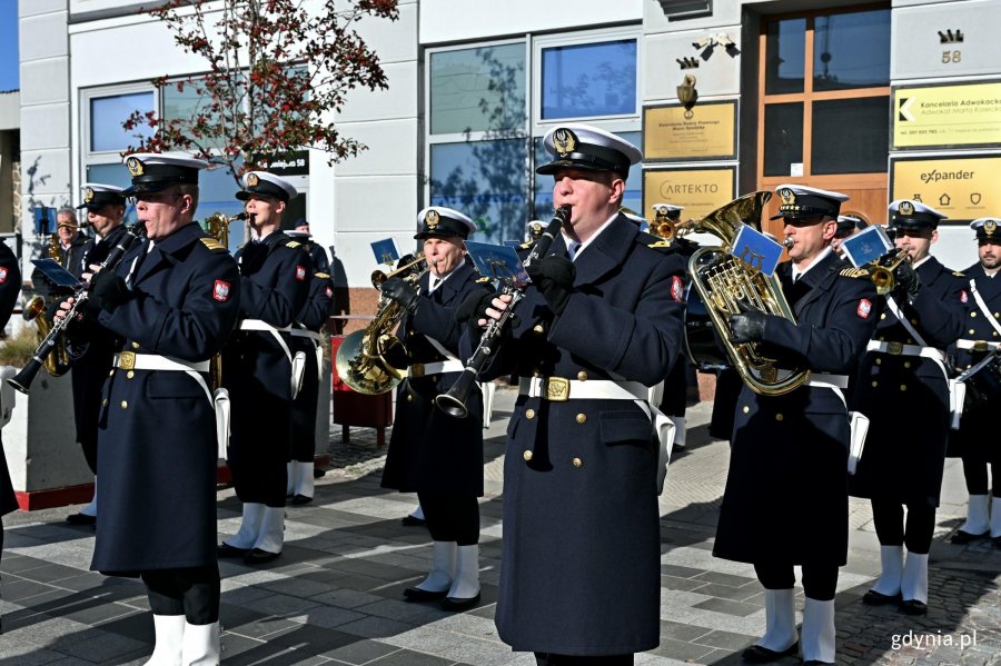 Orkiestra Reprezentacyjna Marynarki Wojennej RP podczas uroczystości z okazji 87. rocznicy pierwszych wysiedleń Gdynian 