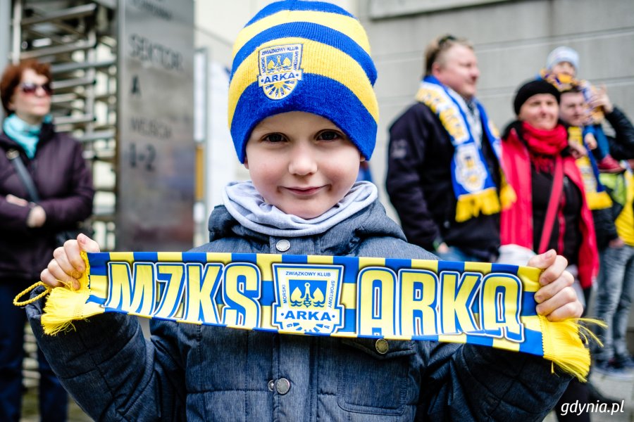 // fot. Dawid Linkowski. Kibice pod stadionem miejskim