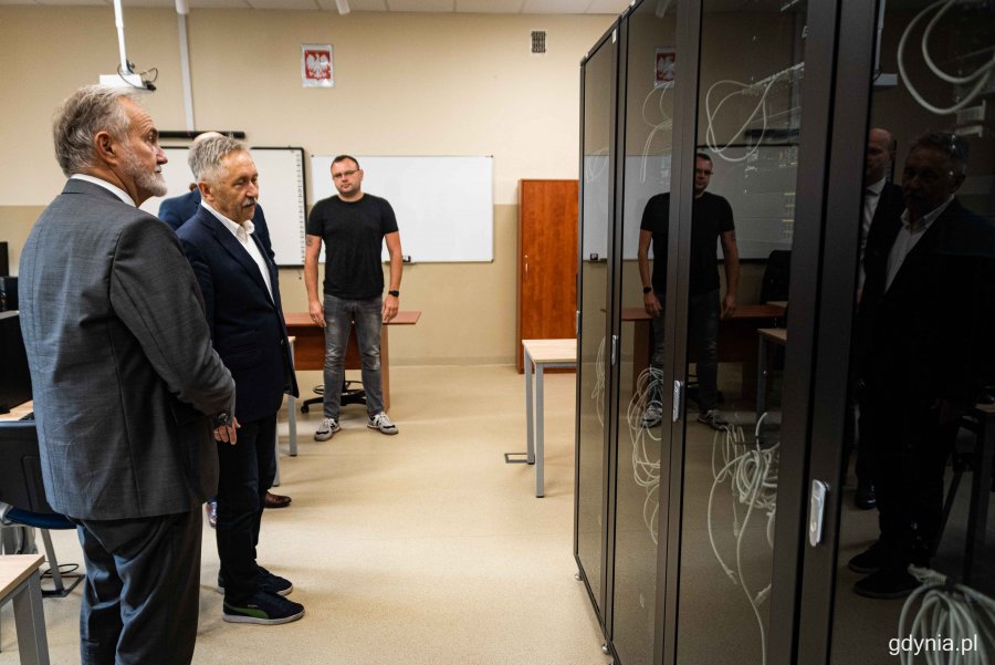 Prezydent Gdyni ogląda nowe pracownie w Zespole Szkół Chłodniczych i Elektronicznych // fot. Kamil Złoch