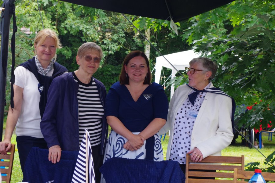 Festyn &bdquo;Rodzinna Przystań Stulecia" w Domu Pomocy Społecznej w Gdyni. Na zdjęciu prezydent Gdyni Aleksandra Kosiorek i dyrektor DPS Lilianna Szewczuk-Putrym (fot. Dorota Patzer)