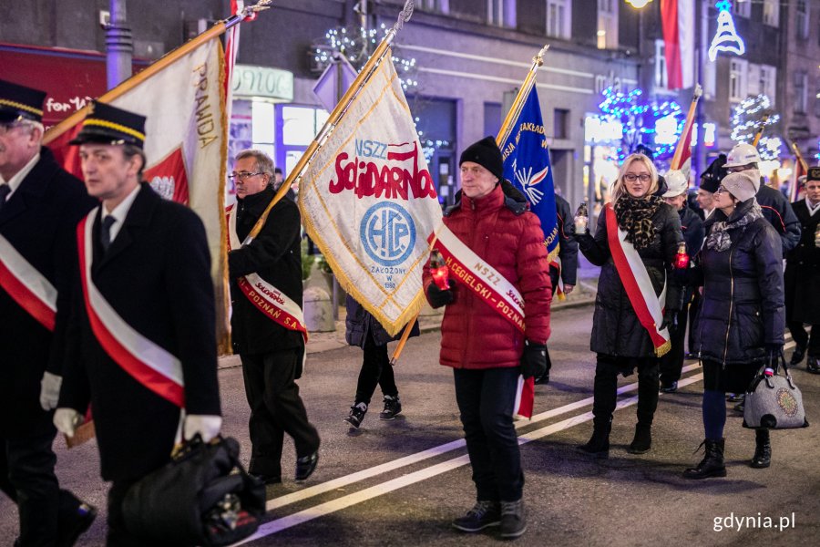 Wieczorne uroczystości upamiętniające ofiary Grudnia '70 - przemarsz pod pomnik // fot. Karol Stańczak