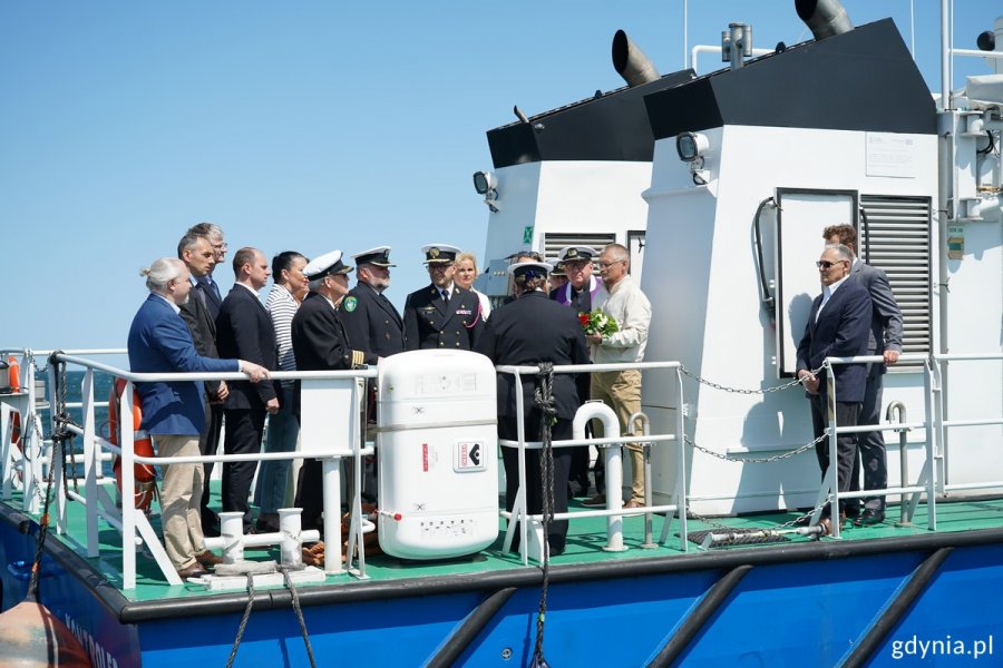 Na pokładzie Kontrolera-22 stoją m.in: Grzegorz Kuleta z biura senatora Sławomira Rybickiego, poseł Rafał Siemaszko, Beata Koniarska z Sejmiku Województwa Pomorskiego, wiceprezydent Gdyni Rafał Geremek, radni miasta Teresa Bysewska i Łukasz Piesiewicz, o. Edward Pracz, dyrektor Urzędu Morskiego w Gdyni Anna Stelmaszyk-Świerczyńska oraz wnuczka Tadeusza Wendy – Hanna Wenda-Uszyńska 