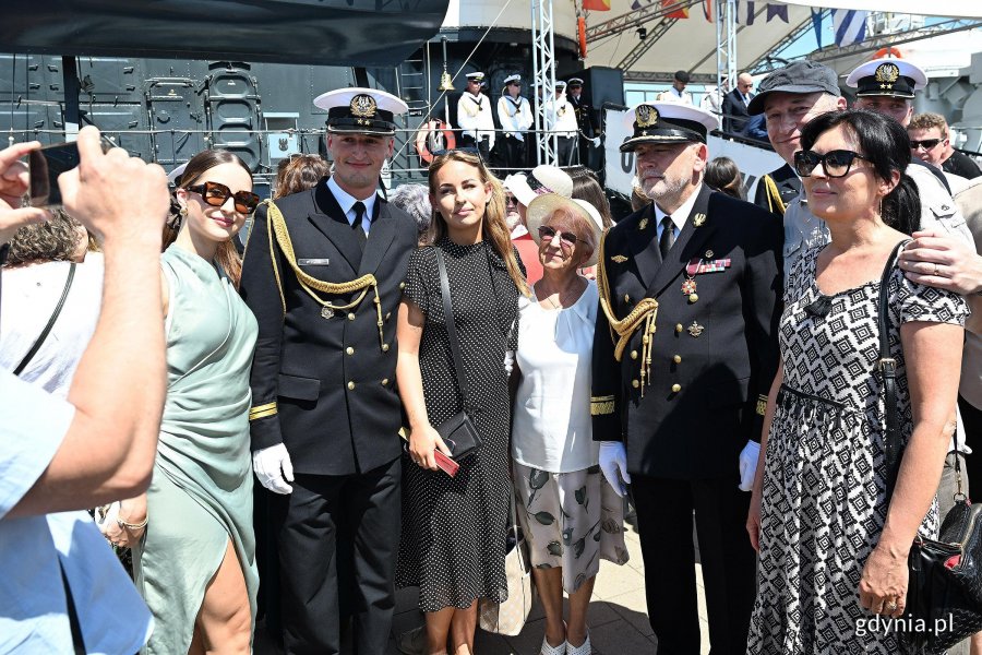 na zdjęciu ludzie robiący sobie wsp&oacute;lne fotografie