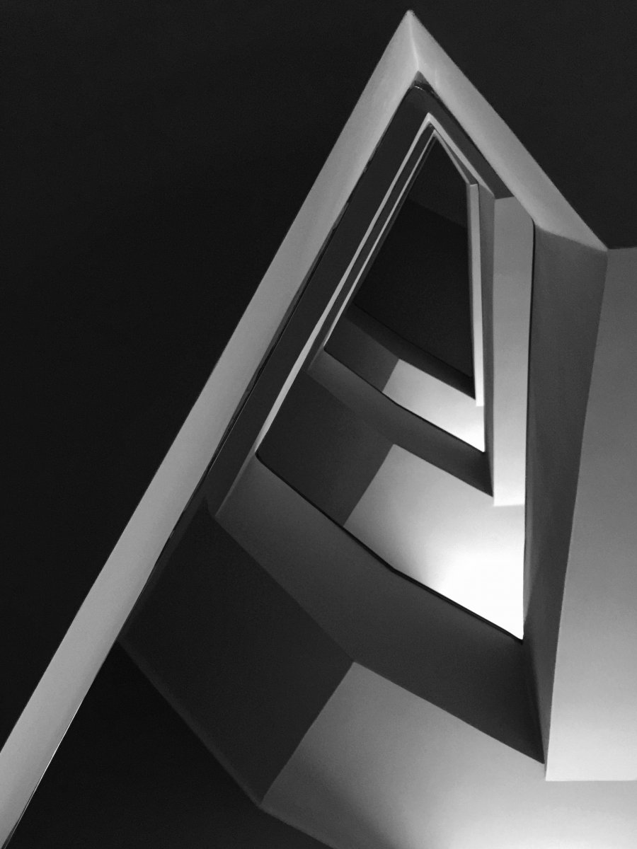 Modernistyczna elegancja (wersja alternatywna) Gdynia, styczeń 2016 Wyróżnienie Mobile Photography Awards 2017 w kategorii Architektura i Design; także część galerii mojej prezentacji na Only Mobile Art; kadr był również prezentowany na BBC Culture. Wyróżnienie w konkursie Gdyński Modernizm w Obiektywie 2016, fot. Dariusz Sobiecki 