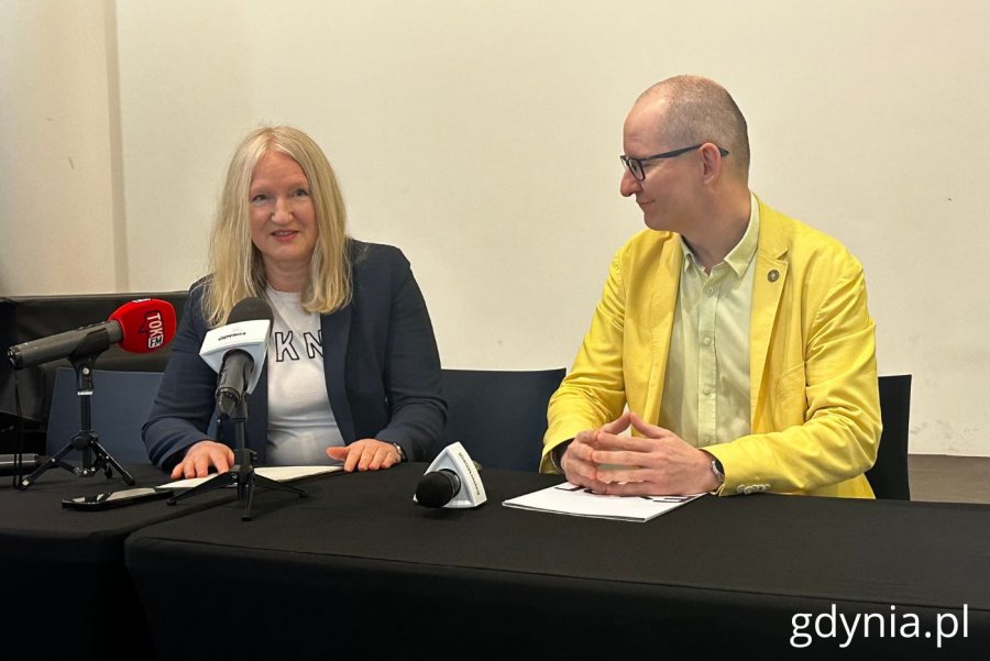 Alicja Harackiewicz, dyrektor CN Experyment (w granatowej marynarce) i Aleksander Anikowski, specjalista ds. PR i marketingu CN Experyment (w żółtej marynarce) siedzący przy stole konferencyjnym