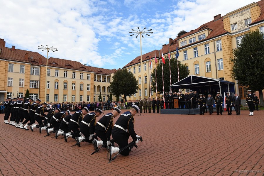 Pokaz musztry paradnej podczas uroczystości złożenia przysięgi przez nowych podchorążych AMW // fot. Krzysztof Miłosz