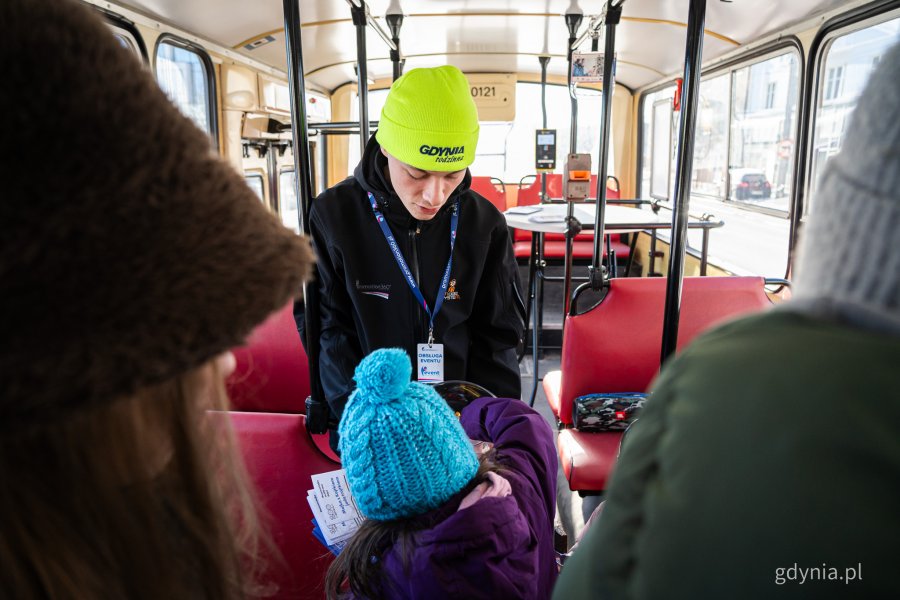 Uczestnicy gry miejskiej opartej na spektaklu &bdquo;Majka z Kajtkiem jadą trajtkiem&rdquo; (fot. Kamil Złoch)