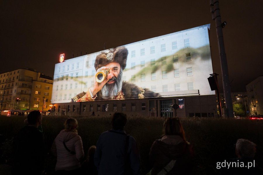 &bdquo;Zaczęło się  od morza. Baśniowa opowieść o Gdyni&rdquo;, video mapping na fasadzie urzędu miasta i widzowie