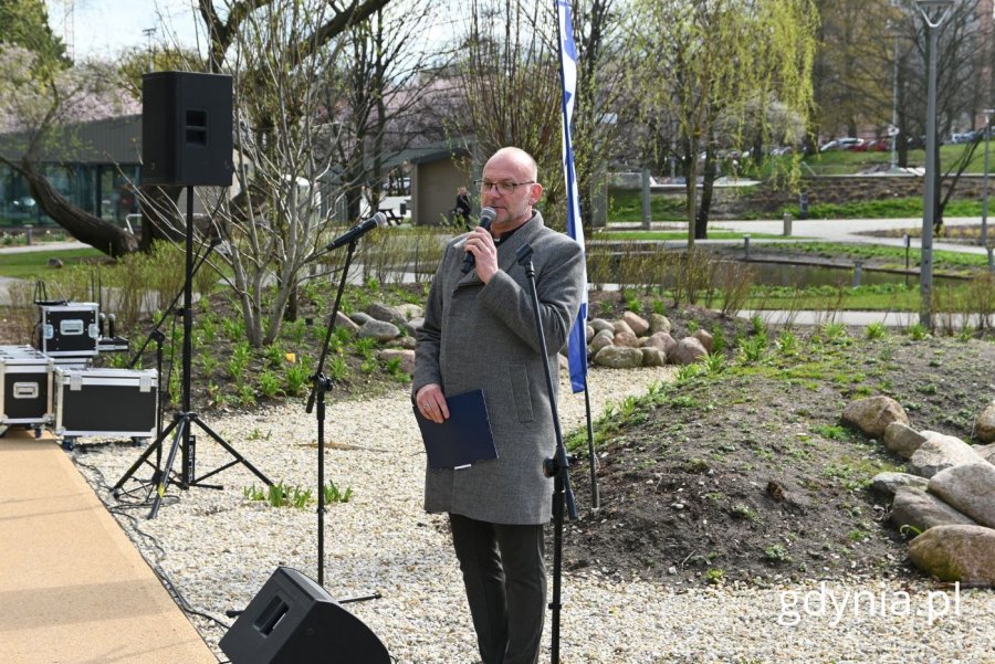 Michał Guć, wiceprezydent Gdyni podczas inauguracji posadzenia Drzewka Życia (fot. Magdalena Starnawska)