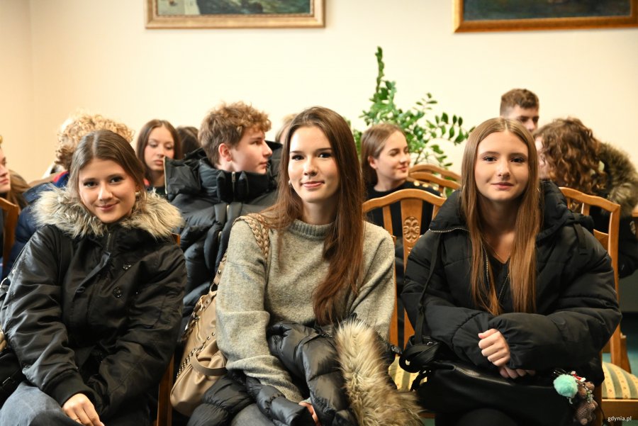 Młode dziewyczyny na zabytkowych krzesłach