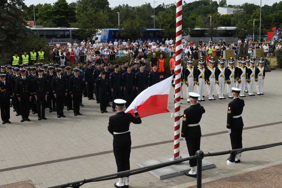 Flaga Polski wciągana na maszt.