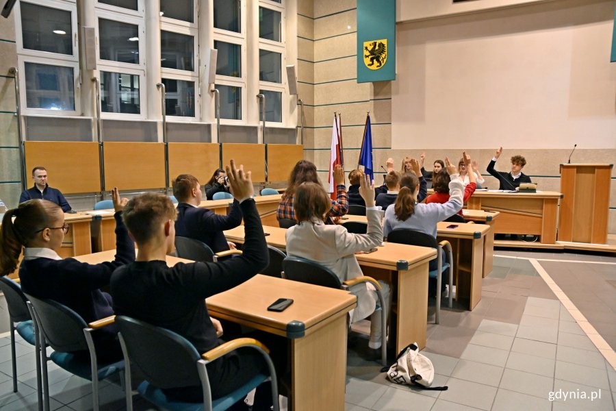 Młodzieżowa Rada Miasta Gdyni podczas jednego z głosowań