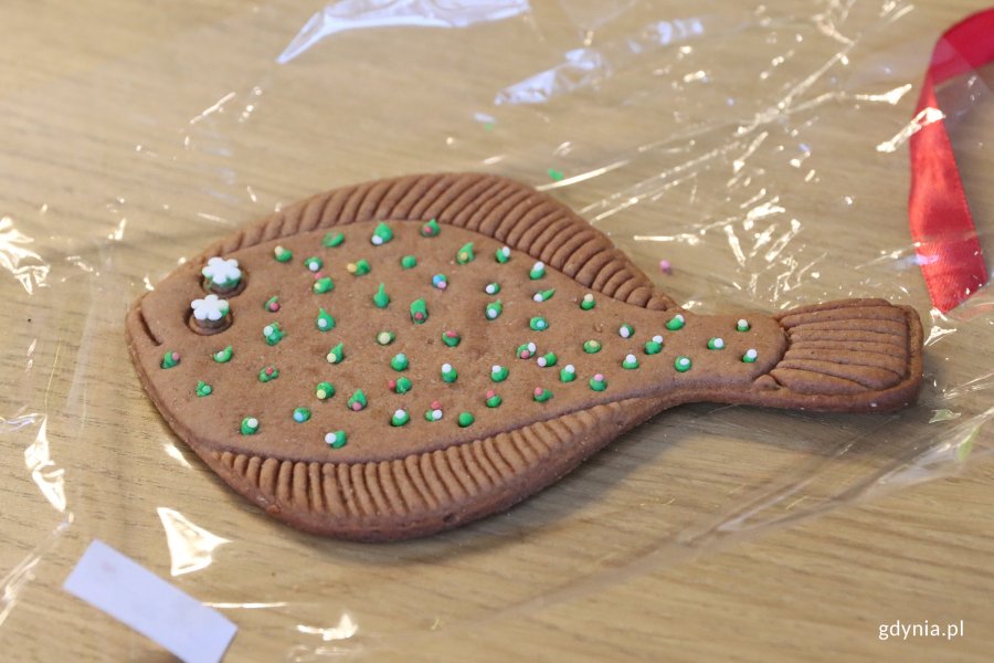 Projekt &bdquo;Wyjście z klasą&rdquo; w Muzeum Miasta Gdyni, za zdjęciu uczniowie z SP 52 podczas warsztat&oacute;w zdobienia piernik&oacute;w (fot. Katarzyna Balcerzak)