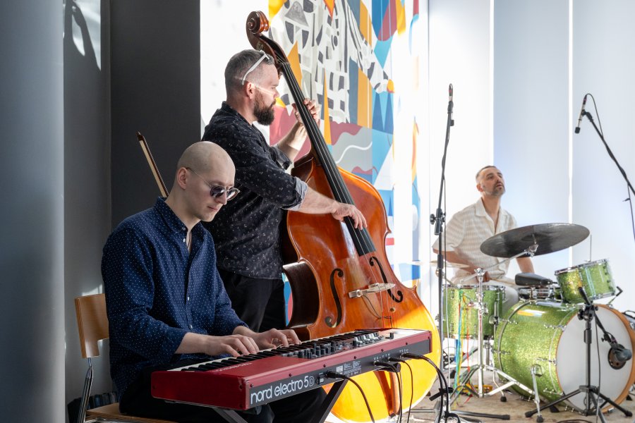 Trio w składzie: Szymon Burnos (klawisze), Maciej Sadowski (kontrabas) i Paweł Osicki (perkusja)
