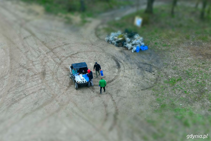 Pojazdy zwożą śmieci do jednego punktu