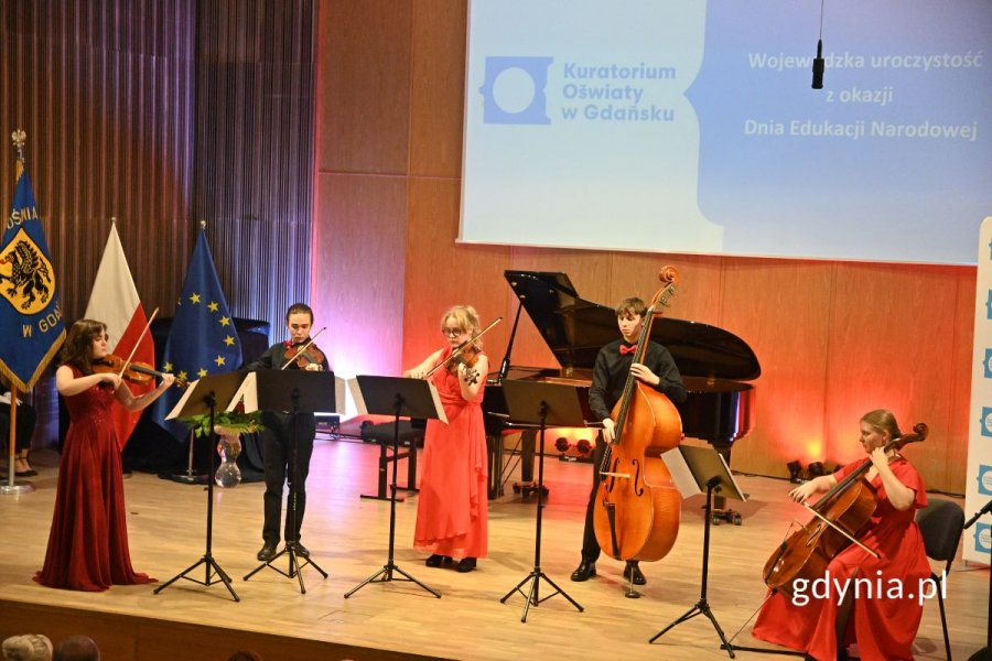 Elegancko ubrani muzycy grający na instrumentach smyczkowych