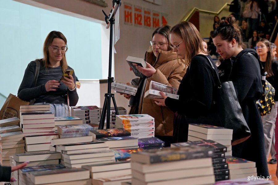 Uczestnicy Targ&oacute;w Książki w Gdyni odwiedzający stoiska wydawc&oacute;w 