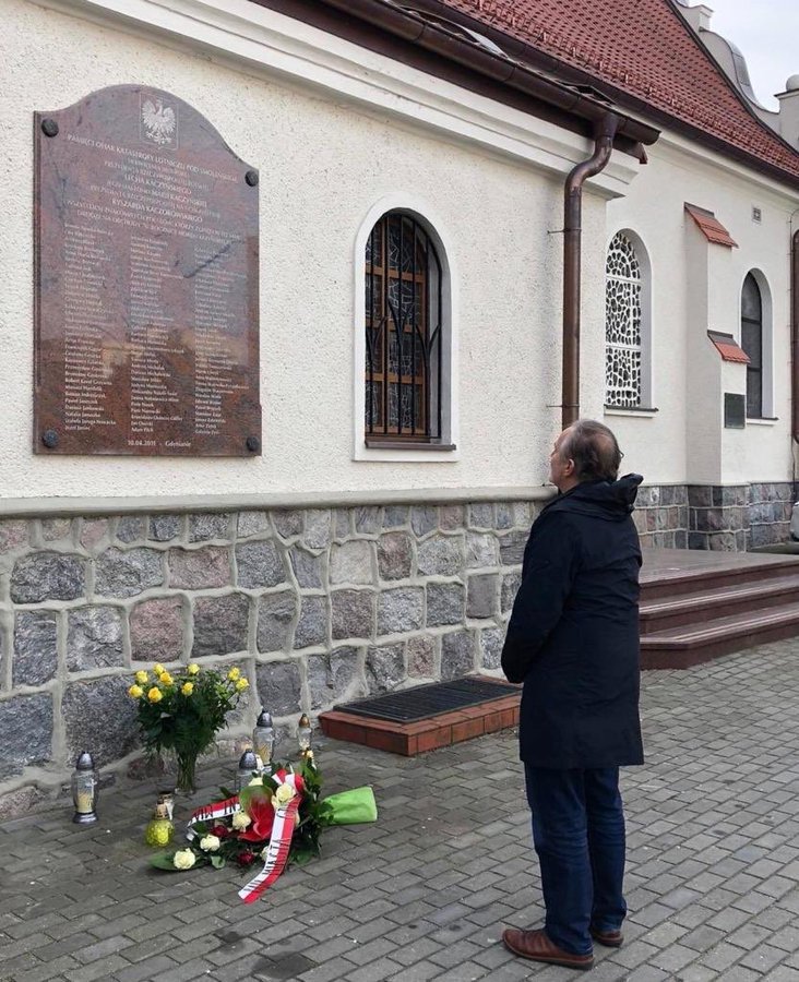 W 10. rocznicę katastrofy smoleńskiej prezydent Gdyni Wojciech Szczurek złożył kwiaty pod tablicą poświęconą pamięci Ofiar. (fot. Magdalena Śliżewska) 