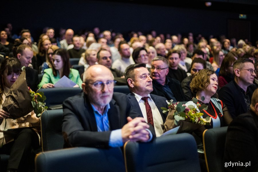 Uczestnicy gali wręczenia Nagrody Prezydenta Miasta Gdyni z okazji Międzynarodowego Dnia Teatru zgromadzeni w Teatrze Miejskim. Na pierwszym planie (w pierwszym rzędzie, od prawej): Igor Michalski - dyrektor Teatru Muzycznego w Gdyni oraz Bogdan Gasik - zastępca dyrektora Teatru Muzycznego // fot. Karol Stańczak