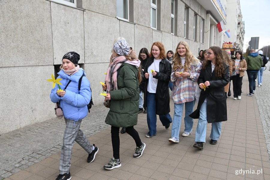 Młodzież na ulicach miasta rozdająca żonkile pamięci