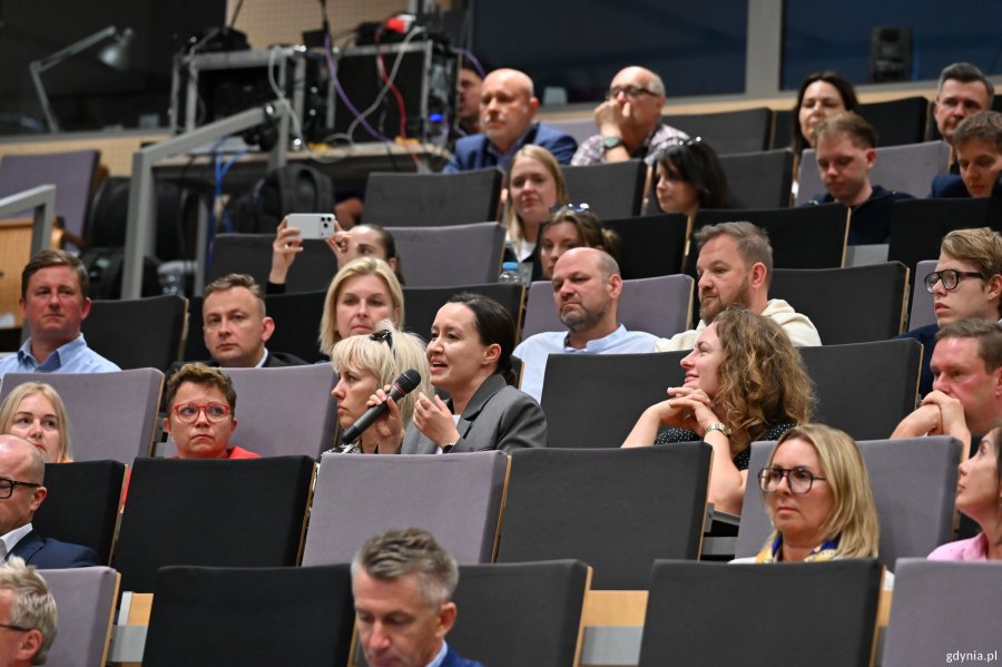 Na zdjęciu m.in. wiceprzewodniczący Rady Miasta Gdyni Ireneusz Trojanowicz, radni Gdyni Beata Zastawna i Łukasz Strzałkowski, pełnomocnik prezydenta Gdyni ds. dzielnic Paweł Korycki i Kordian Kulaszewicz z Fundacji Adaptacja