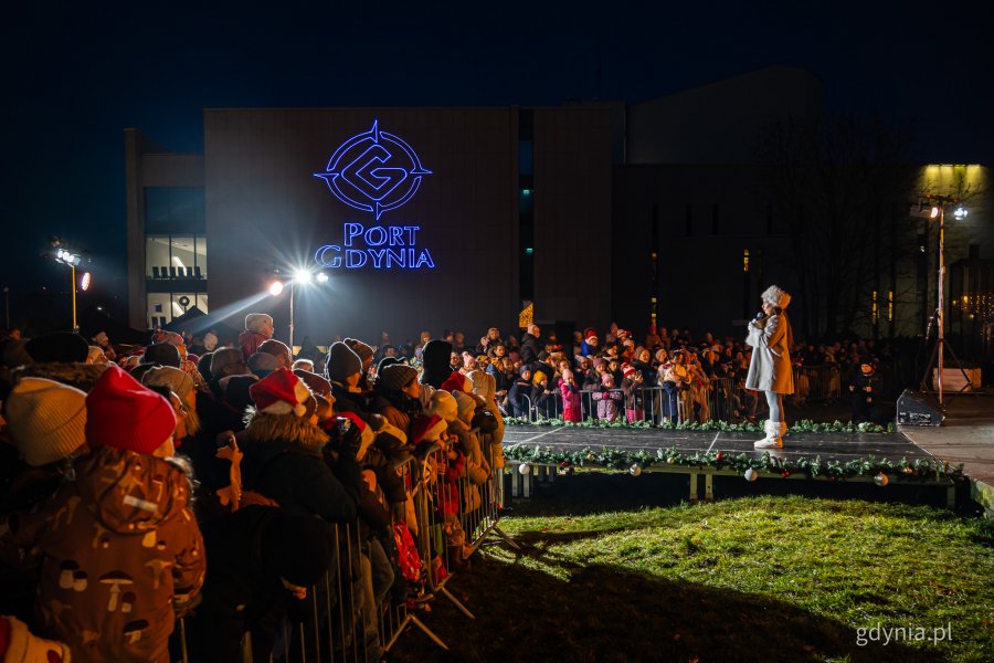 Występ wokalistki z Młodzieżowego Domu Kultury w Gdyni podczas gdyńskich mikołajek na placu Grunwaldzkim (fot. Kamil Złoch)