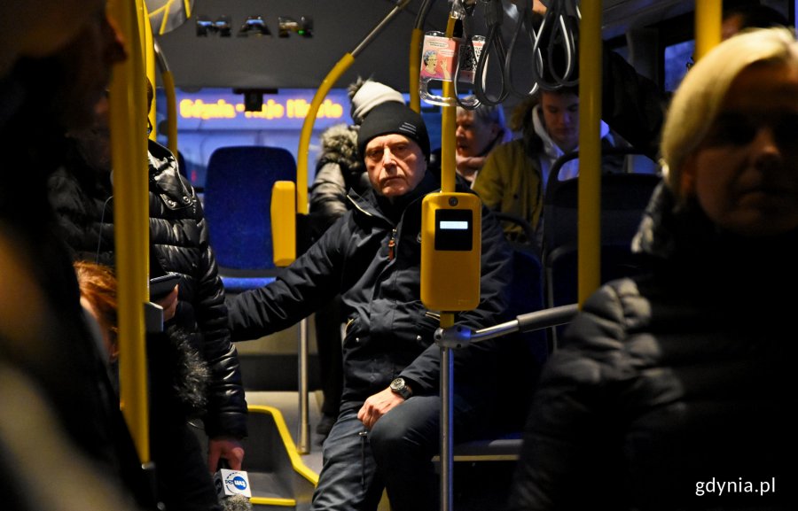 Pierwszy przejazd autobusu po kontrabuspasie na ulicy Chwarznieńskiej, fot. Kamil Złoch