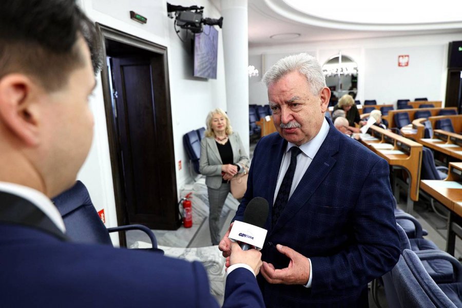 Senator Kazimierz Kleina wypowiadający się o przyjętej uchwale
