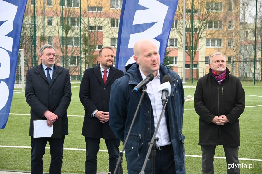 Przemawiający wiceprezydent, w tle pozostali oficjele i boisko